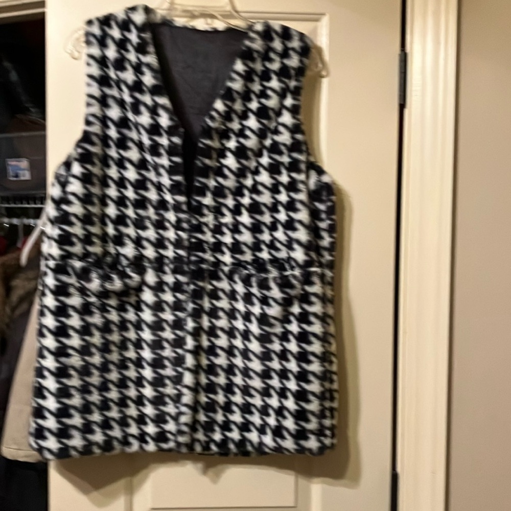 Fuzzy houndstooth vest with pockets